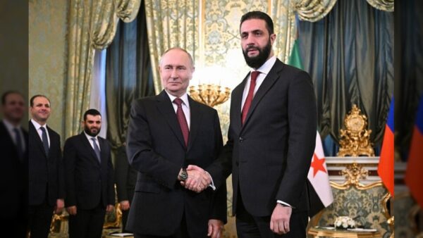 الشرع يلتقي بوتين في الكرملين.. القواعد الروسية وتسليم الأسد على أجندة الزيارة