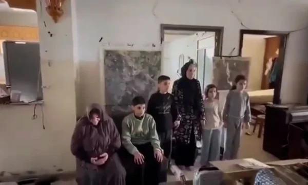 جندي إسرائيلي ينشر فيديو يتفاخر فيه باختطاف عائلة كاملة من جباليا
