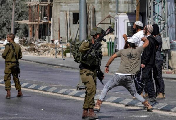 المستوطنون يواصلون تصعيد اعتداءاتهم على الفلسطينيين بالضفة