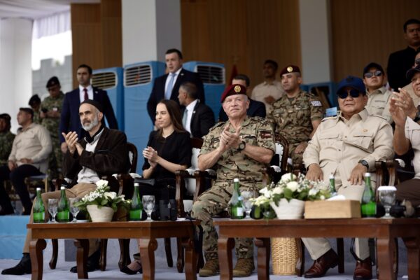 الملك والرئيس الإندونيسي يحضران في جاكرتا مجريات تمرين عسكري مشترك
