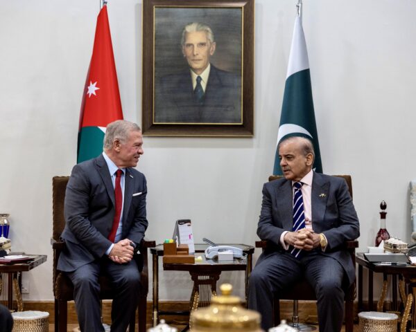 الملك يلتقي رئيس وزراء باكستان في إسلام آباد