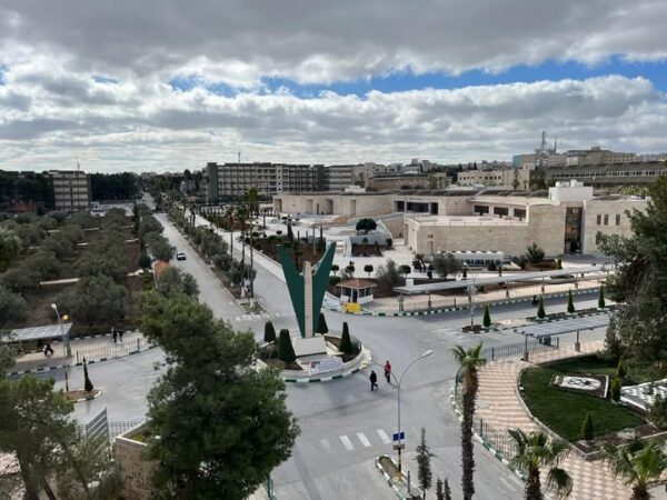 “اليرموك” تطلق برنامجي المساعدات المالية والقروض لطلبتها