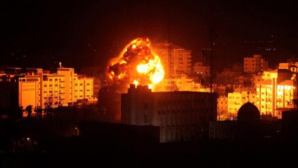 الهدنة الكَذُوبة.. 9 شهداء و15 جريحاً بقصف الاحتلال شققاً سكنية في قطاع غزة