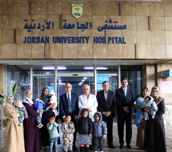 مستشفى الجامعة يستقبل 5 أطفال من قطاع غزة