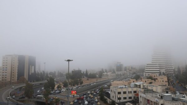 انخفاض طفيف على الحرارة مع تحذيرات من الضباب والغبار
