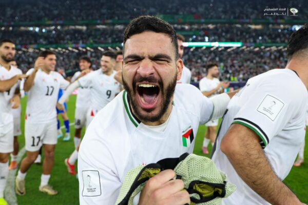 نجم منتخب فلسطين يهتف لـ”الضيف” و”السنوار” (فيديو)
