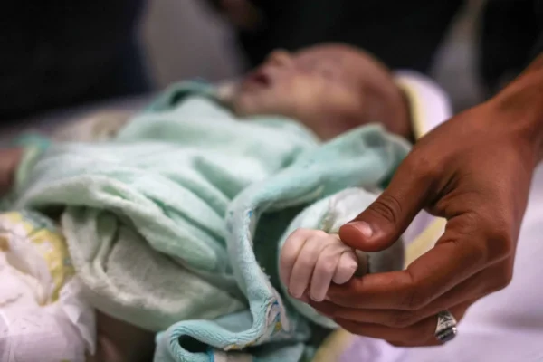 وفاة رضيع برداً في مدينة غزة