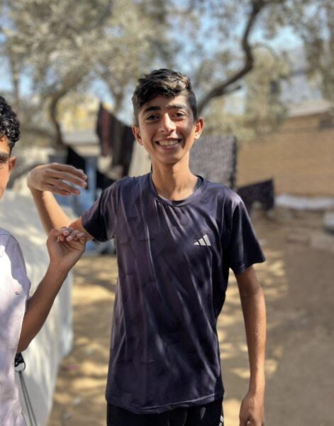 دبابة إسرائيلية تدهس طفلاً وتمزق جسده إلى نصفين وهو حي في جباليا
