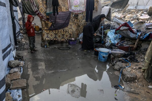 “الوضع خطير جداً”.. 4 شهداء بانهيار منازل في غزة والاحتلال يواصل قصفه للأهالي