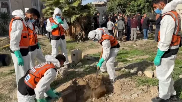 بدء نقل جثث دُفنت عشوائيا في غزة