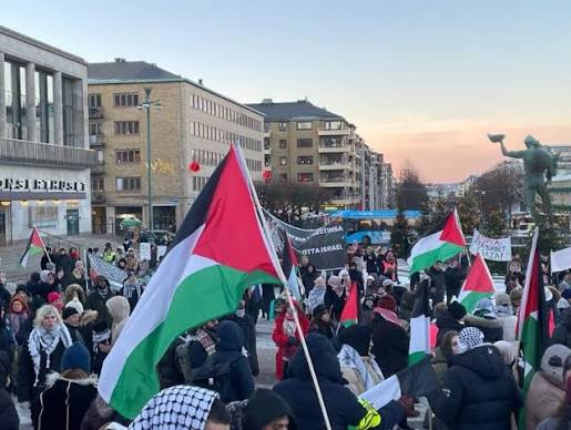 السويد.. تظاهرة حاشدة رفضًا للانتهاكات “الإسرائيلية” لوقف إطلاق النار بغزة