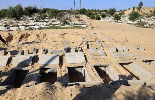 دفن 18 ألف فلسطيني.. حكاية “الحانوتي” يوسف أبو حطب في غزة