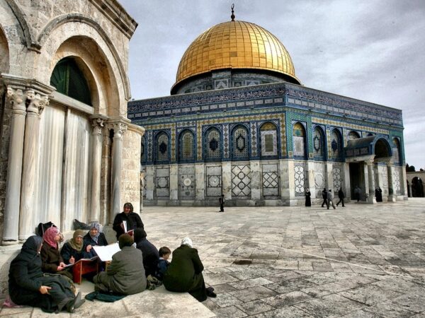 أهالي الداخل المحتل يسيرون حافلات إلى المسجد الأقصى للرباط فيه