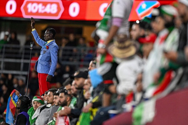 نجم منتخب الجزائر يعتذر من جماهير الكونغو الديمقراطية
