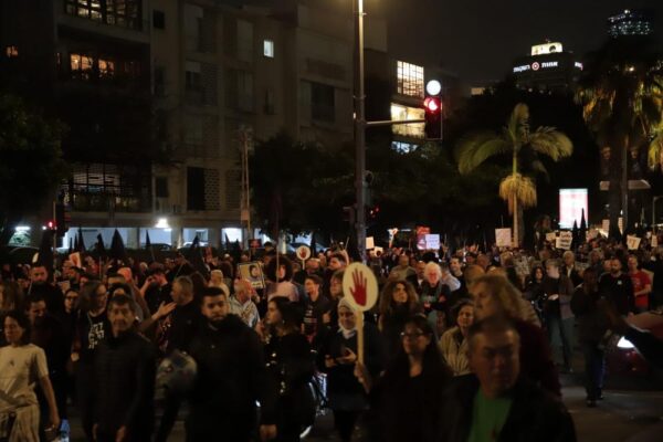 عشرات الآلاف من فلسطينيي 48 يتظاهرون في تل أبيب تنديدا بتفشي الجريمة