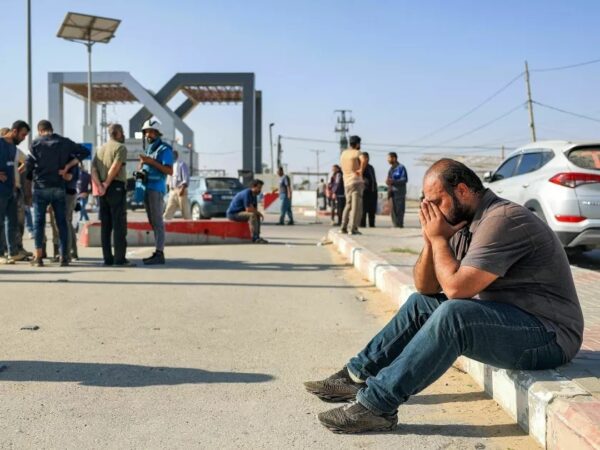 بانتظار العد التنازلي لفتح المعبر.. مرضى غزة ومرافقوهم في الخارج على رصيف العودة