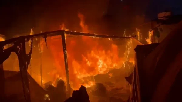 وفاة امرأة وطفلها بحريق خيمة نازحين في غزة