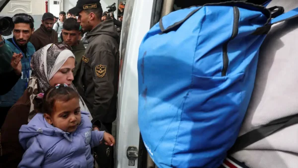 بعد فتح معبر رفح.. مسنة عادت لغزة: عصابة أبو شباب اقتادوني وسلموني لجيش الاحتلال للتحقيق