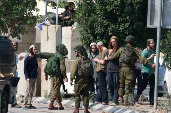 عصابات المستوطنين تعتدي على منازل الفلسطينيين وتخرب المزروعات بالضفة