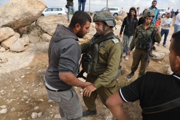 الاحتلال يعتقل فلسطينيين بحملة مداهمات في الضفة والقدس