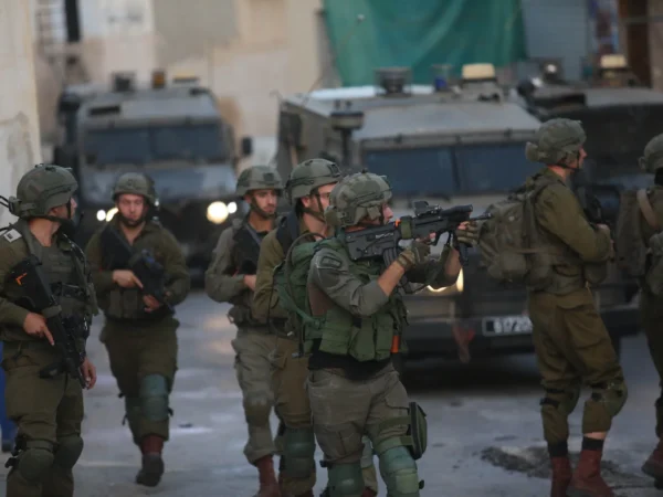 الاحتلال يعتقل عشرات الفلسطينيين باقتحامات مدن وقرى الضفة والقدس
