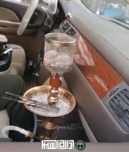 يدخن الأرجيلة أثناء القيادة أرجيلة