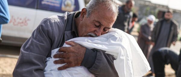 “الغارديان”: انخفاض عدد سكان غزة بنحو ربع مليون نسمة