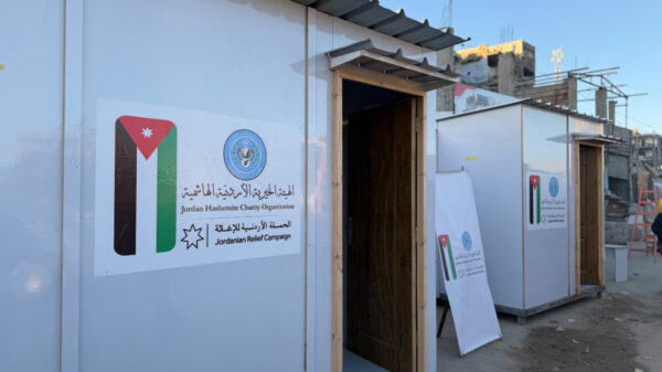 “الخيرية الهاشمية” تبدأ بتصنيع وتركيب وتوزيع الكرفانات من داخل غزة