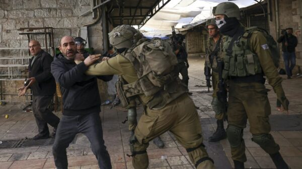 الاحتلال يعتقل فلسطينيين خلال اقتحاماته قرى ومدن الضفة والقدس