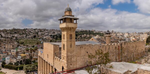 الاحتلال يقيّد الصلاة بالحرم الإبراهيمي بالجمعة الثالثة من رمضان