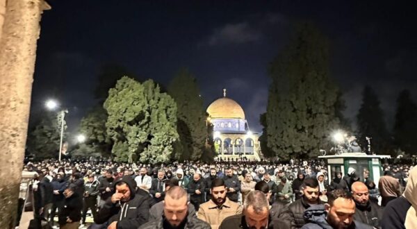 60 ألفا يؤدون صلاة التراويح في المسجد الأقصى (شاهد)
