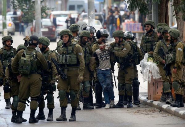 الاحتلال يشن حملة اعتقالات باقتحامات واسعة في الضفة والقدس