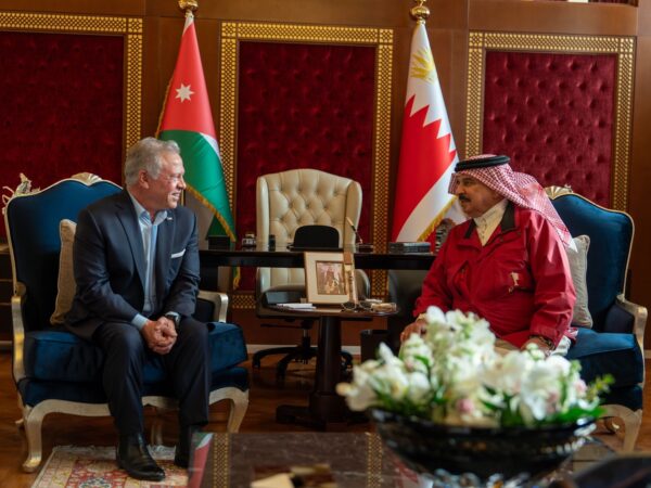 الملك يلتقي العاهل البحريني في المنامة