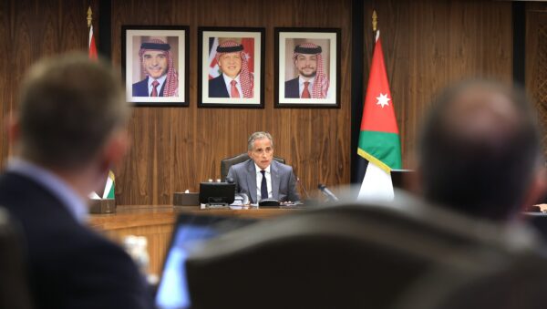 رئيس الحكومة يتوعد محتكري السلع بالغرامات والحبس