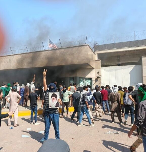 قتلى وجرحى باقتحام القنصلية الأمريكية في باكستان وصدامات ببغداد بعد اغتيال خامنئي