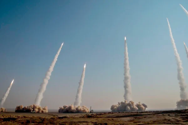 إصابة 12 جنديا أمريكياً بهجوم صاروخي إيراني على قاعدة الأمير سلطان بالسعودية