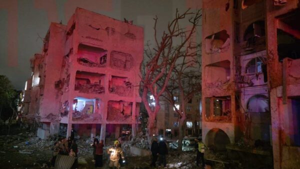 صاروخ إيراني يدمر حياً كاملاً ويخلف قتلى إسرائيليين في عراد جنوب “إسرائيل”