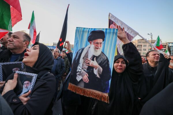 بدء مراسم تشييع المرشد الإيراني علي خامنئي في طهران