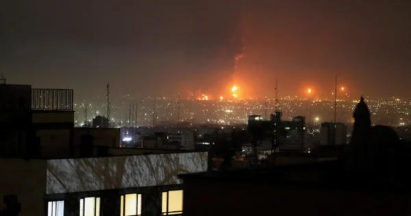 إيران ليلا.. مقتل قائد بالحرس الثوري وقصف طريق سريع بين طهران وقم