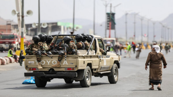 الحوثيون يهددون بدخولهم الحرب “إذا استمر التصعيد”