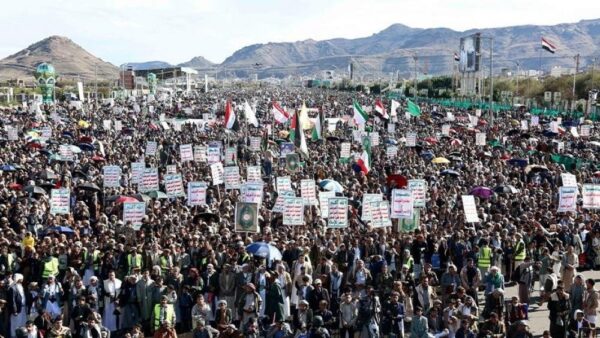 اليمن.. آلاف المتظاهرين يتضامنون مع إيران وفلسطين ولبنان