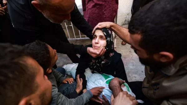 قصف مدفعي ونسف منازل مع مواصلة الاحتلال خروقاته لوقف النار بغزة