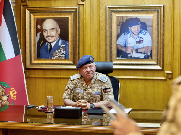 الملك يزور قيادة سلاح الجو الملكي