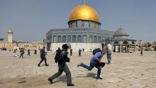 135 مستوطناً يقتحمون المسجد الأقصى وسط قيود مشددة