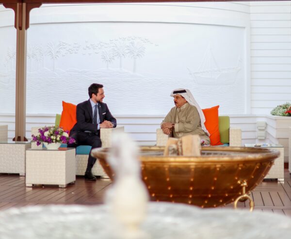 ولي العهد يلتقي العاهل البحريني في المنامة