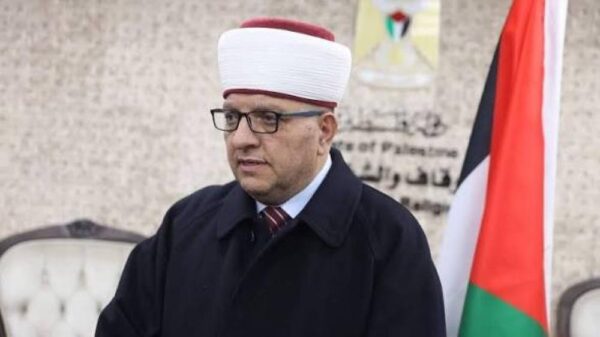 قوات الاحتلال تعتقل وزير الأوقاف السابق حاتم البكري بالخليل