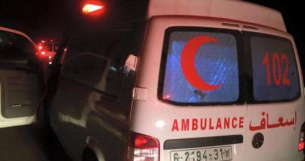 مستوطنون يهاجمون سيارة إسعاف ويحطمون زجاجها في نابلس