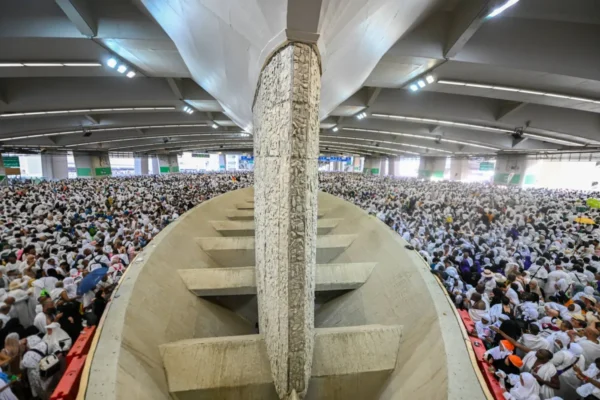 حجاج بيت الله الحرام يرمون الجمرات في آخر أيام التشريق