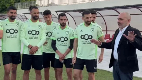 الأمير علي يتابع تدريب المنتخب الوطني لكرة القدم
