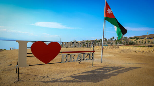 رئيس الحكومة يفتتح شاطئ البحر الميت السياحي